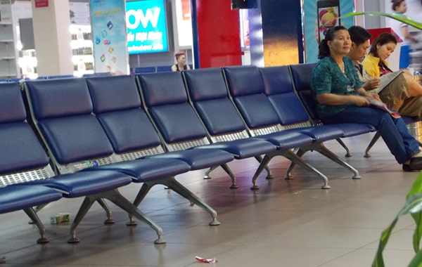 Tình trạng rác thải bừa bãi tại sân bay Nội Bài