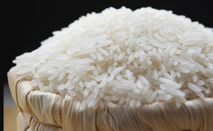Cho gạo vào nồi để nấu gạo thành cơm chín