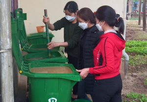 Các hội viên trong thôn Phú Ninh đang tạo chế phẩm vi sinh IMO bằng Thùng rác nhựa compost 120 lít Paloca